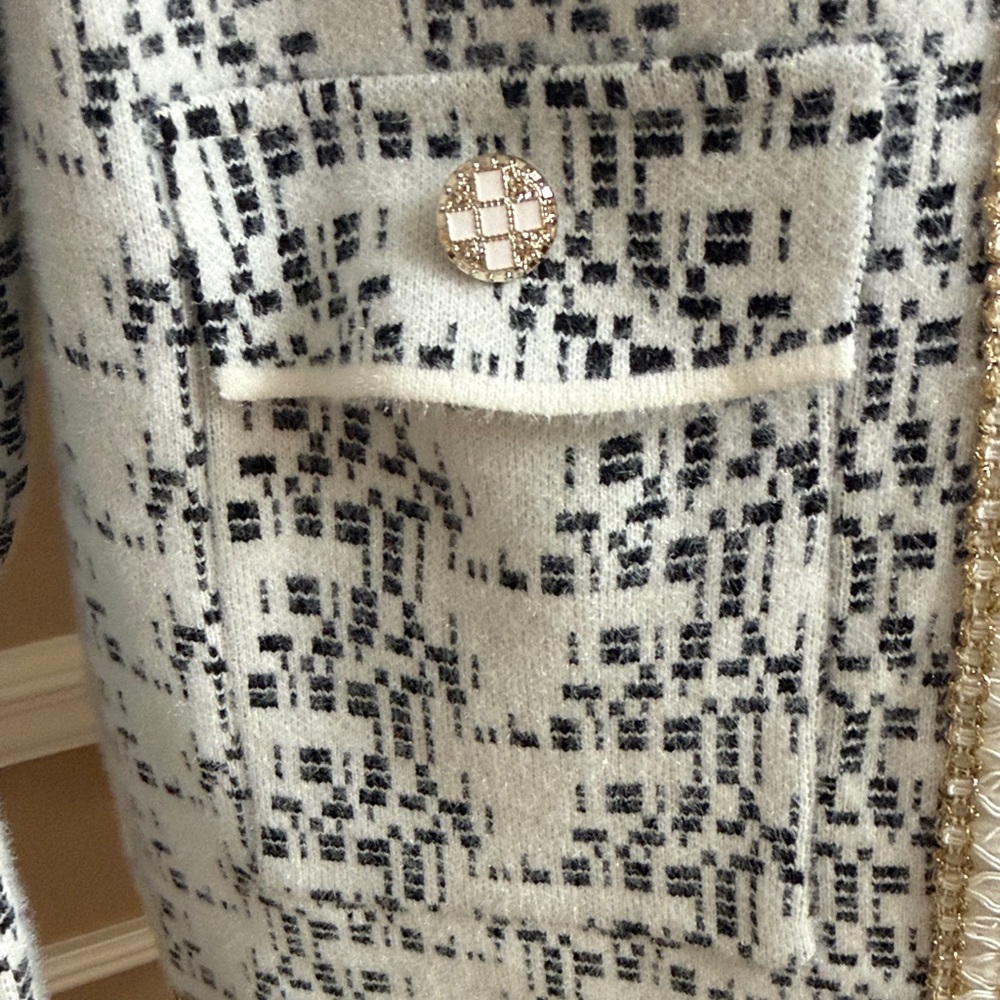 Elegant Black and White Tweed Blazer - Picture 4 of 15